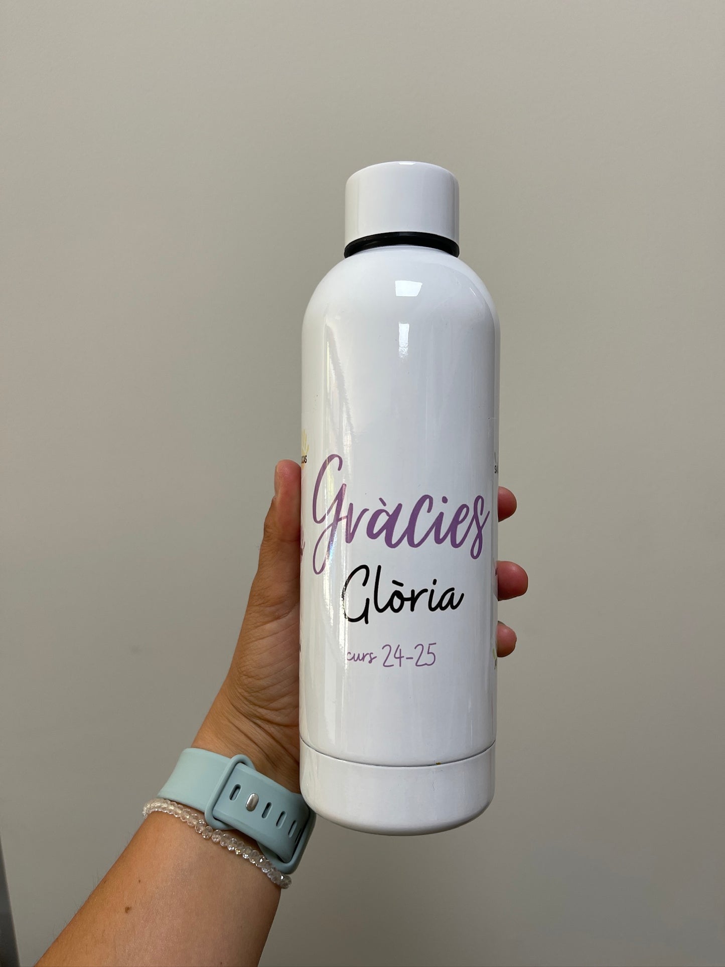 Botella manos y nombres