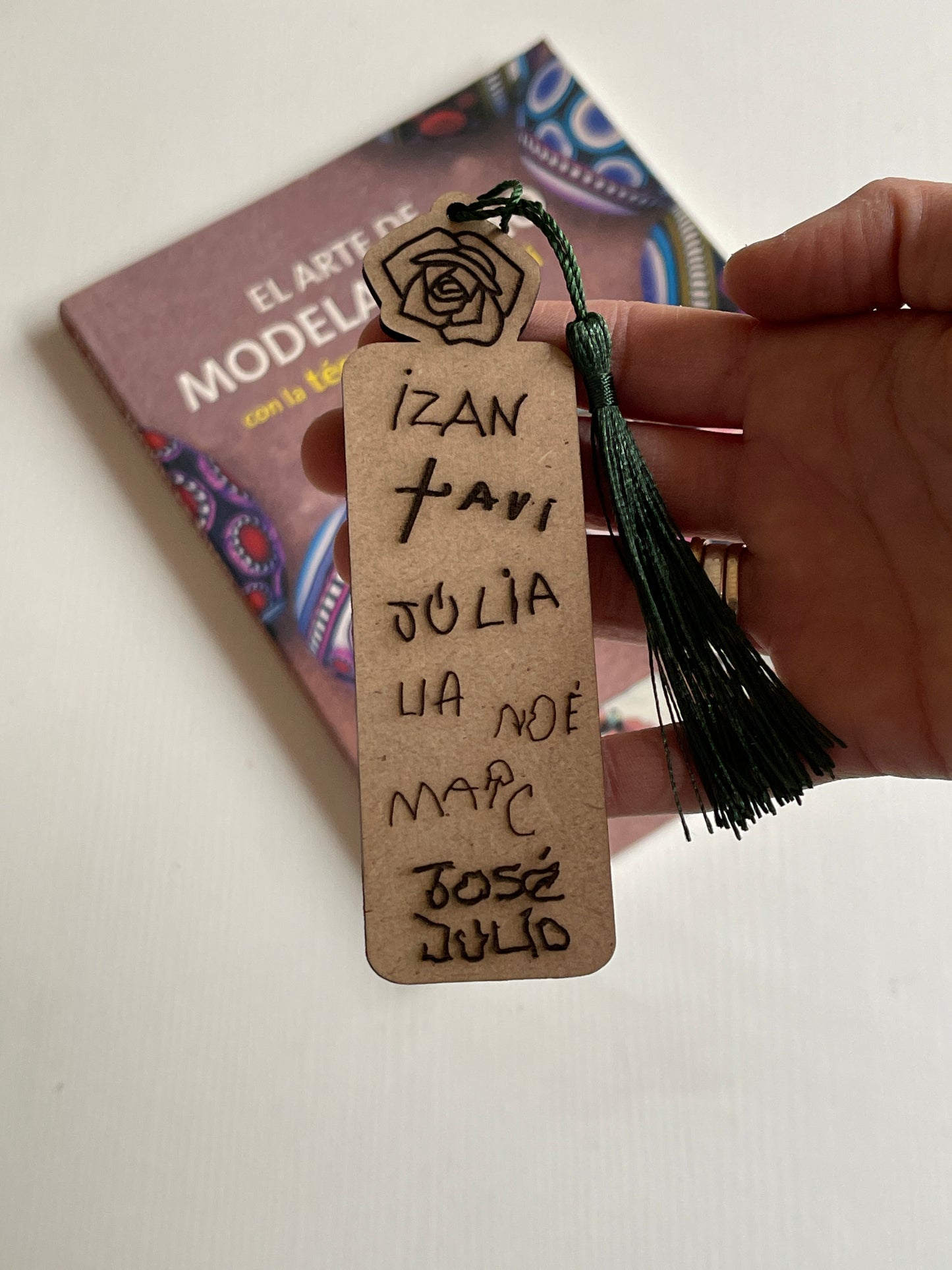 Punto de libro con nombres grabados