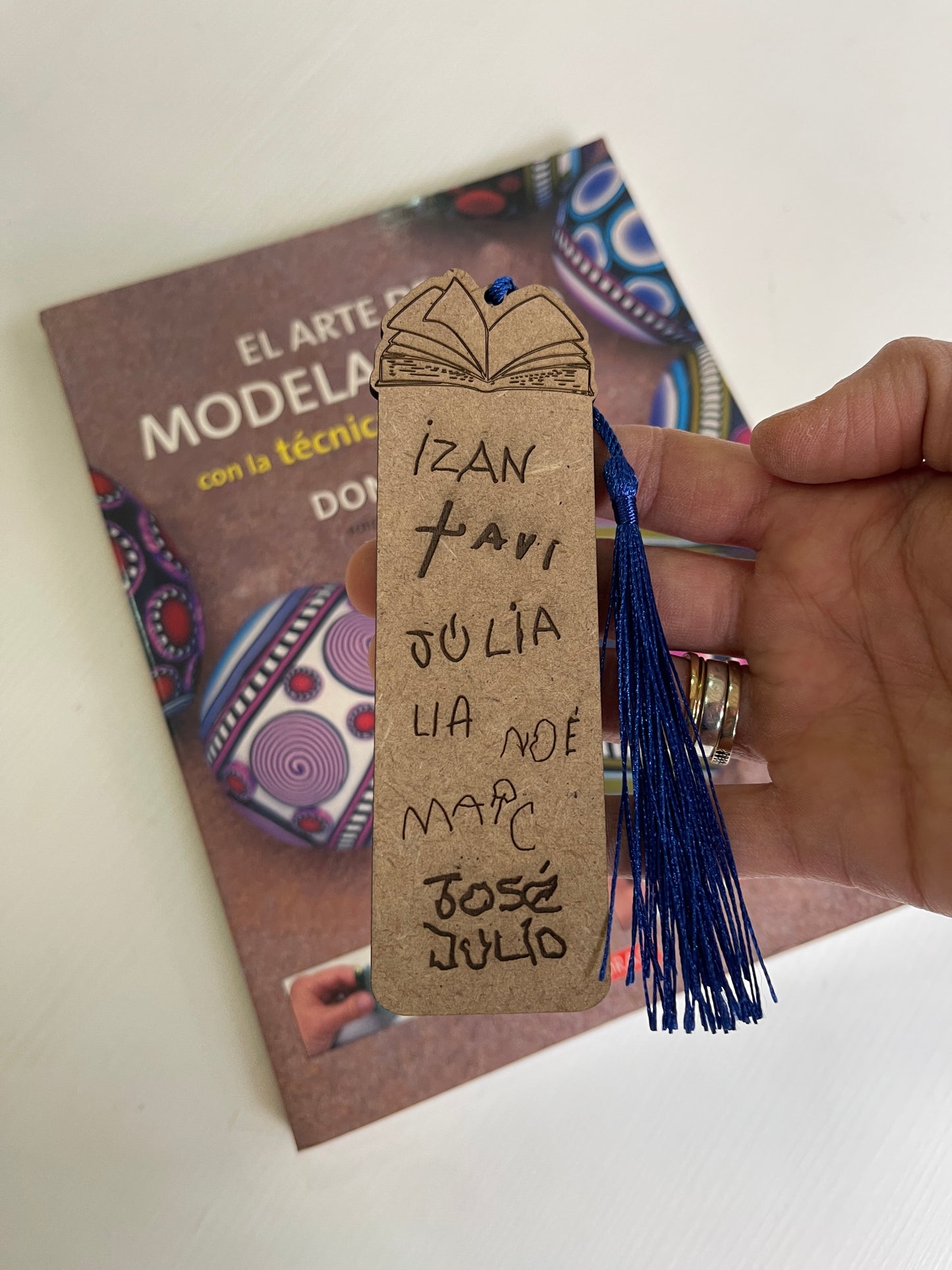 Punto de libro con nombres grabados